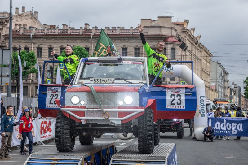 Финиш этапа чемпионата — экипаж пересекает финишную черту